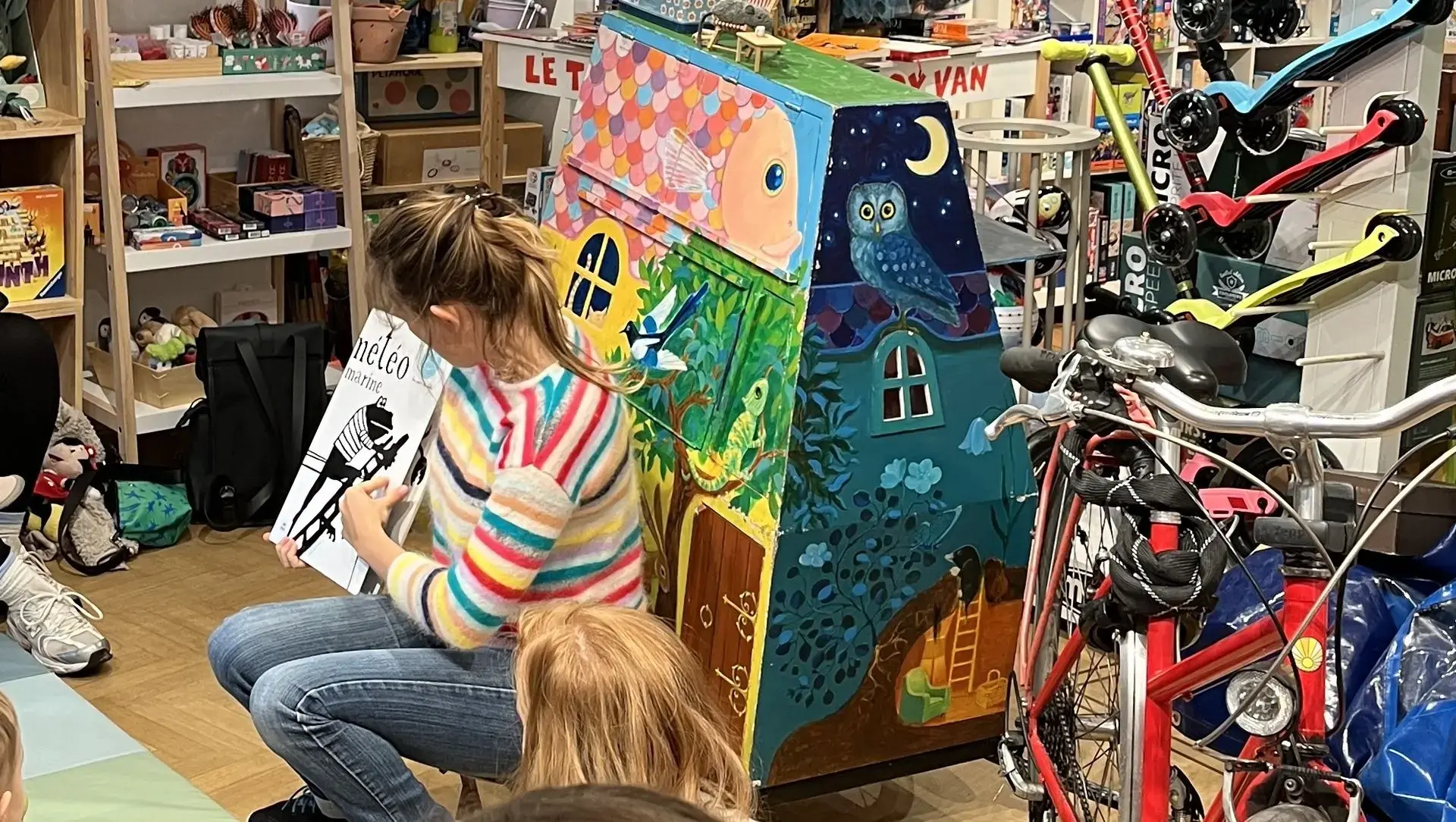 Mélina, conteuse à vélo, lit des histoires et chante des comptines pour bébés à Bruxelles