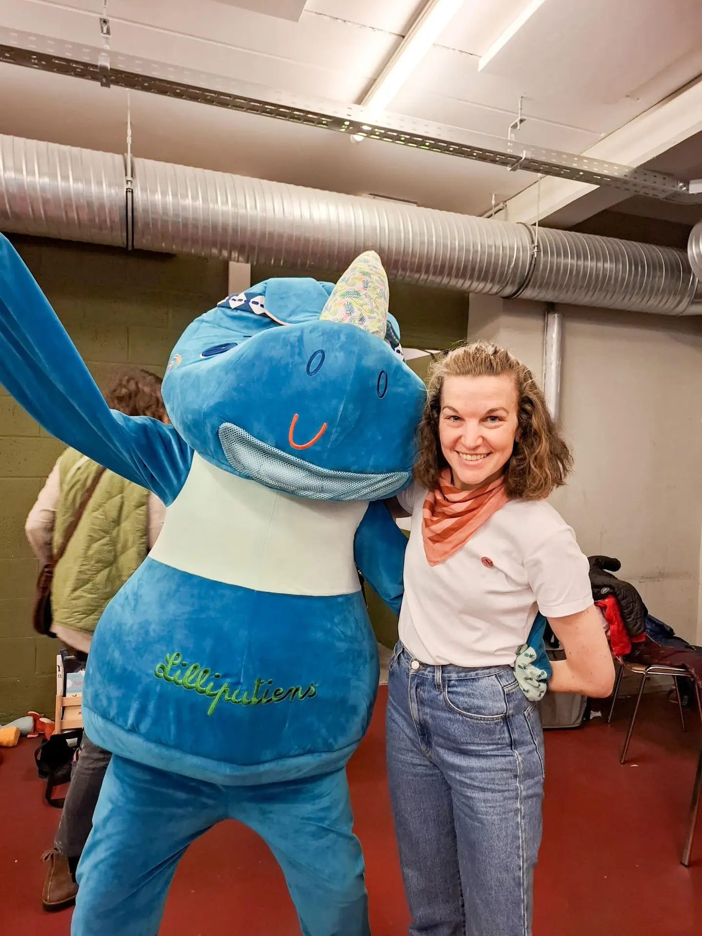 Famille découvrant des jouets à la Wood’kids Party