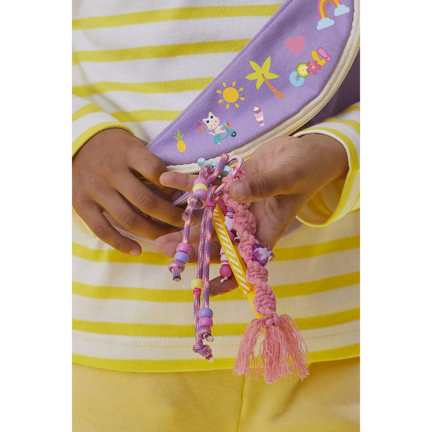 Bijou de sac coloré réalisé par un enfant lors d’un atelier créatif Woodee