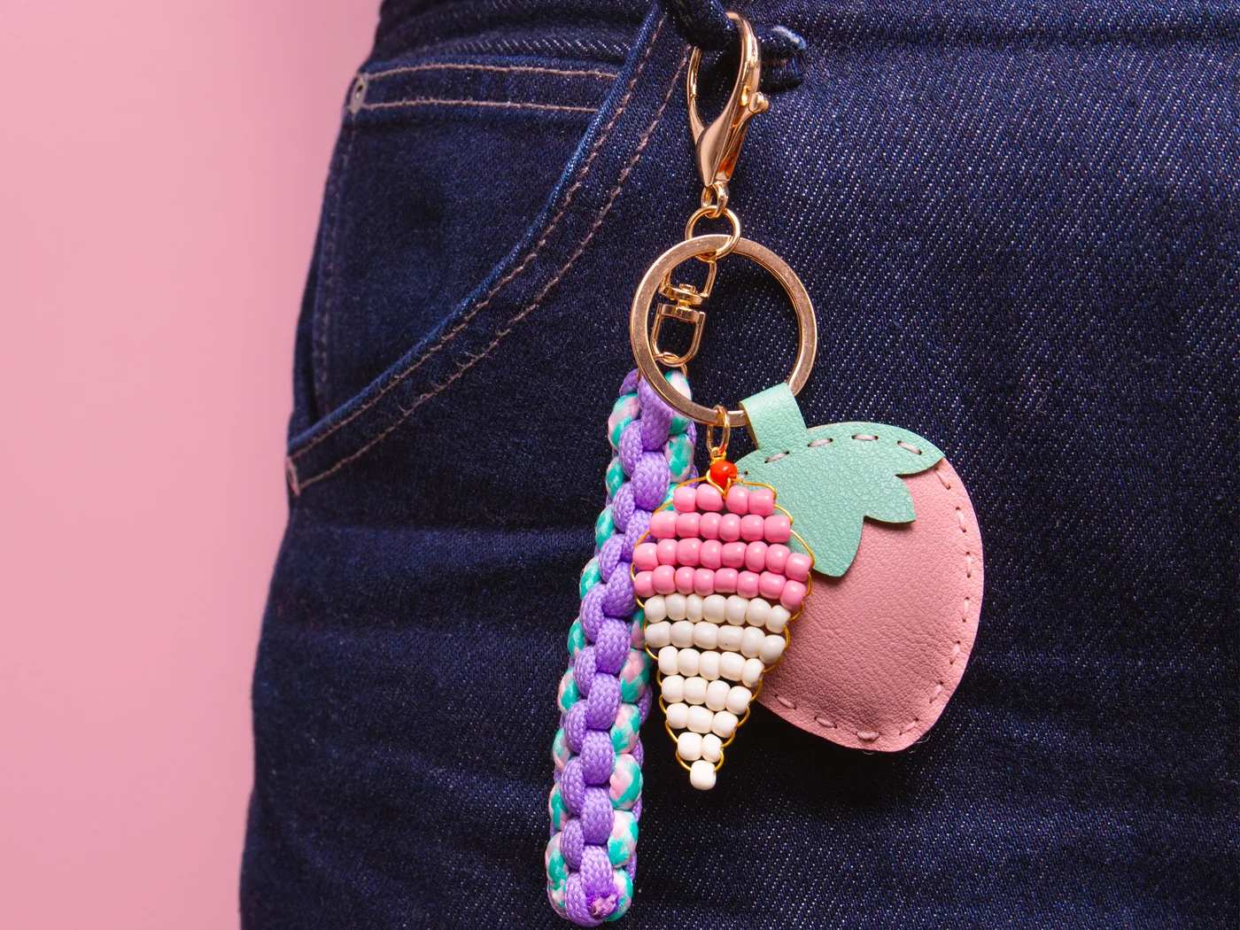 Charm coloré fait main pour personnaliser un sac ou un cartable enfant
