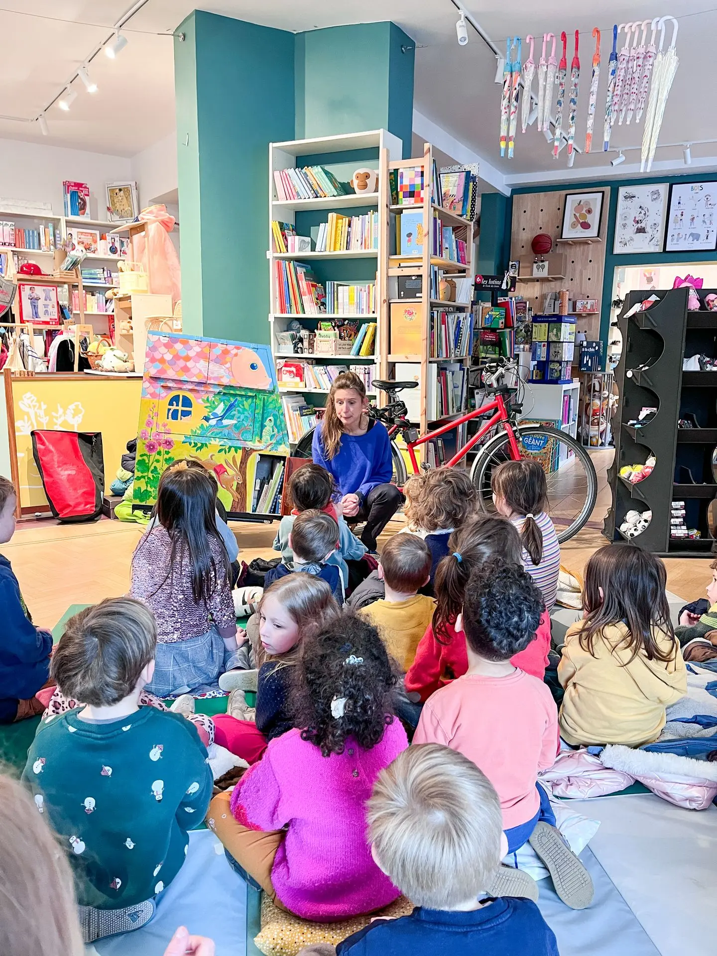 Mélina, conteuse pour enfants, avec sa Bibliocyclette à Bruxelles