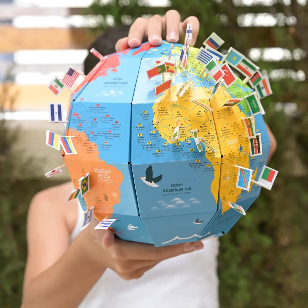 Poppik-globe-drapeaux-flags-stickers-planete-planisphere-enfant-30-copie-min-1536x1536.webp