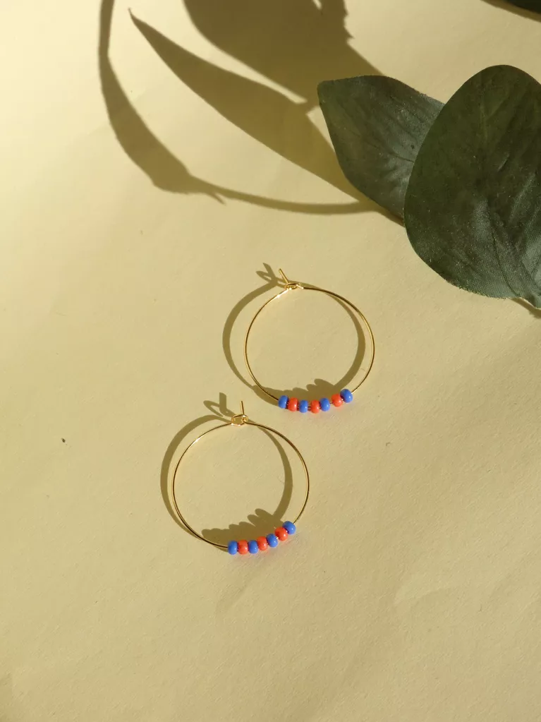 Créoles perles de rocaille Toho en bleu rouge