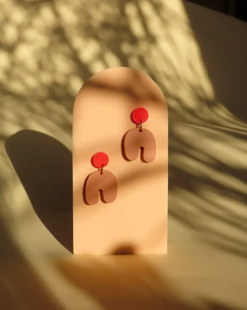 Petites boucles d'oreilles Squishy Arch en beige rouge vif 
