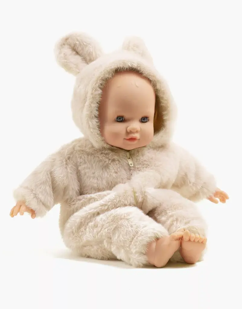 Poupée Cuties Emilie corps mou 36cm yeux dormeurs avec combinaison Winnie en fausse fourrure écru Minikane