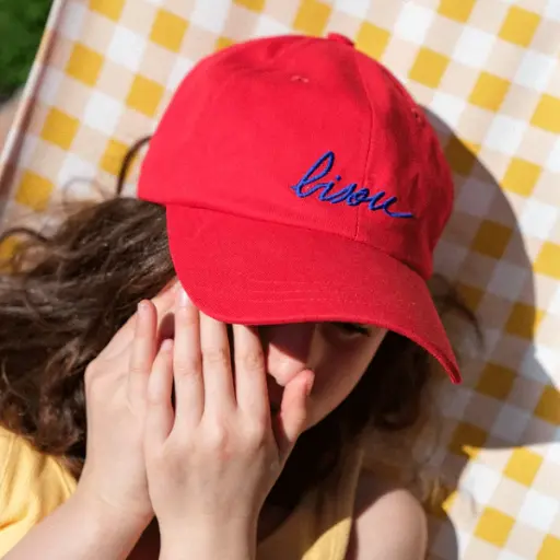 [MA-7752] Casquette rouge Bisou bleu brodé