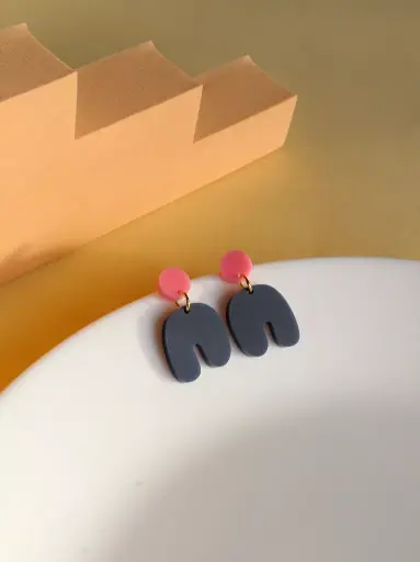 Petites boucles d'oreilles Squishy Arch en rose bleu foncé 