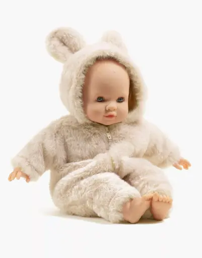 Poupée Cuties Emilie corps mou 36cm yeux dormeurs avec combinaison Winnie en fausse fourrure écru Minikane